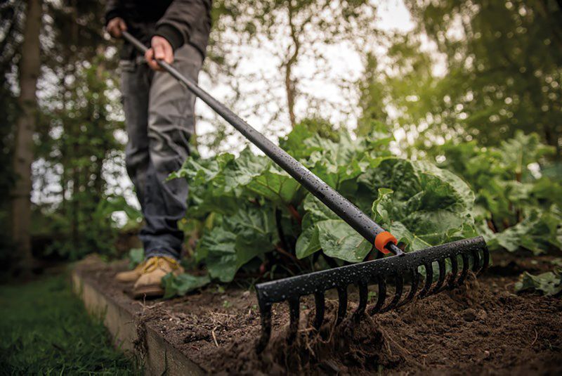 Grabie Fiskars Solid do gleby z zawieszką