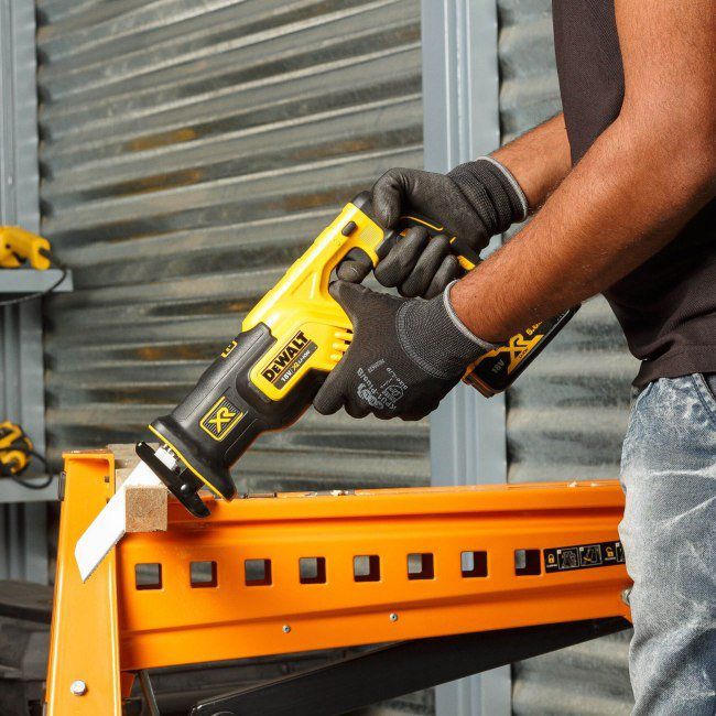Pilarka szablasta DeWalt 18 V XR DCS367N-XJ