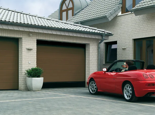 Brama garażowa segmentowa z napędem Isomatic 42 brązowa 2500x2125 mm Hormann