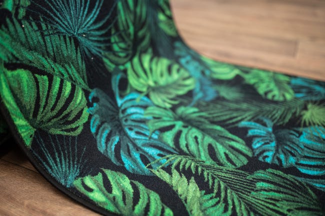 Chodnik dywanowy na mb Monstera zielony w liście szer. 100 cm