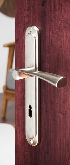 Klamka do drzwi wewnętrznych z długim szyldem pod klucz Romana 72 Nikiel szczotkowany Domino