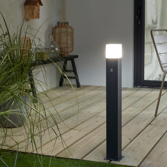 Lampa ogrodowa słupek Cies czarny E27 z czujnikiem IP44 Inspire