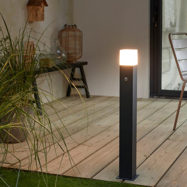 Lampa ogrodowa słupek Cies czarny E27 z czujnikiem IP44 Inspire