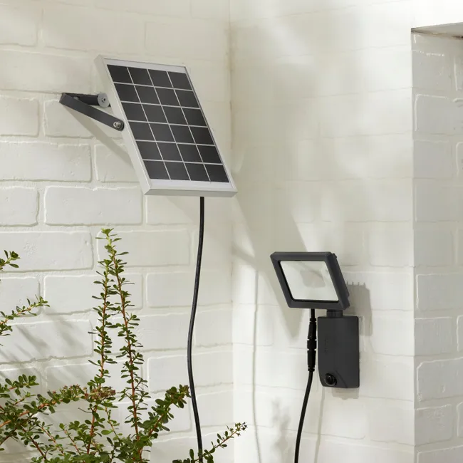 Naświetlacz solarny Yonkers czarny 1000 lm IP54 LED Inspire