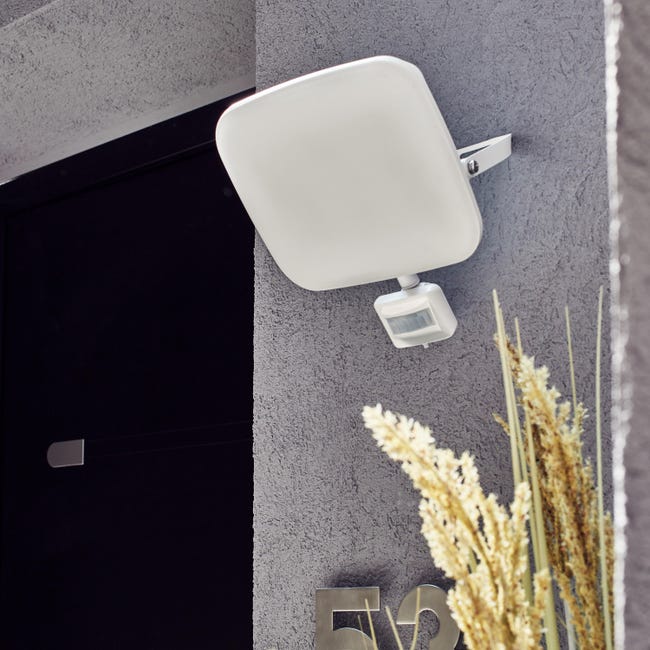 Naświetlacz zewnętrzny Kanti biały 6750 lm IP44 z czujnikiem LED Inspire