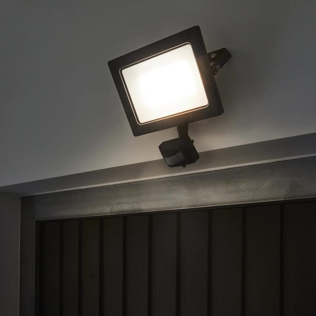Nąswietlacz zewnętrzny Yonkers biały 2700 lm IP65 LED Inspire