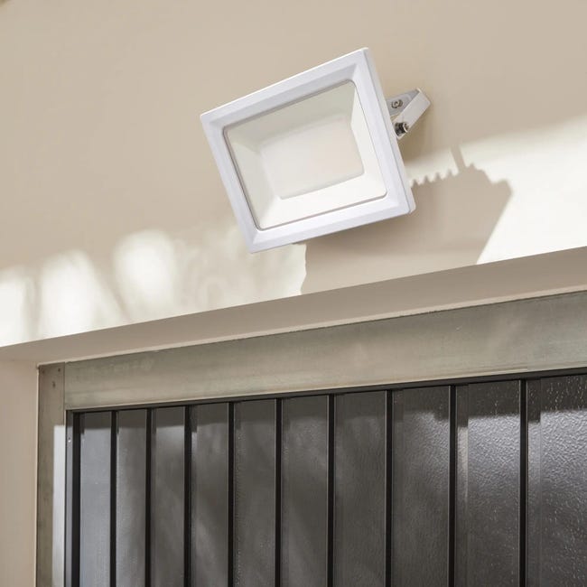 Nąswietlacz zewnętrzny Yonkers biały 6750 lm IP65 LED Inspire