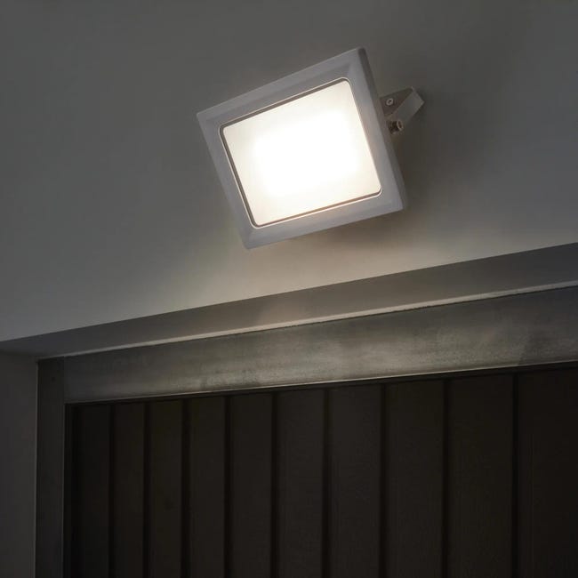 Nąswietlacz zewnętrzny Yonkers biały 6750 lm IP65 LED Inspire
