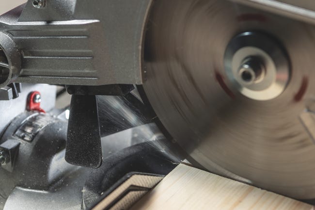 Pilarka ukosowa 216mm 1350W KS216M METABO