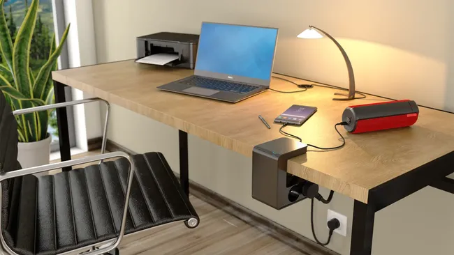 Przedłużacz biurkowy z 4 gniazdami z uzemieniem plus 2xUSB 1.5 m czarny LEGRAND