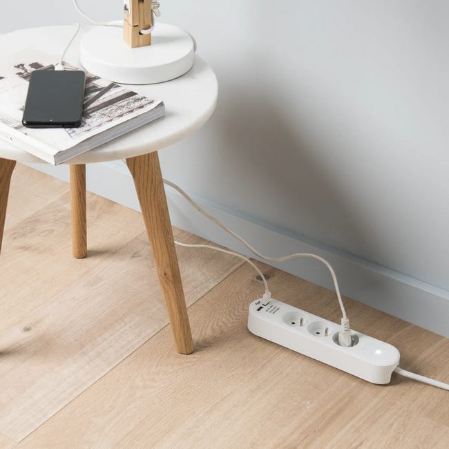 Przedłużacz z 3 gniazdami z uziemieniem i wyłącznikiem 2xUSB 1.5 m biały LEXMAN
