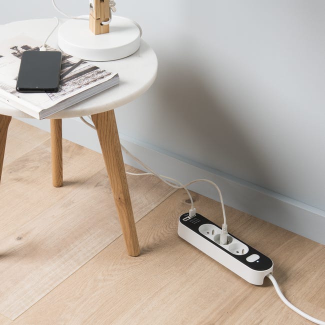 Przedłużacz z 3 gniazdami z uziemieniem i wyłącznikiem 2xUSB 1.5 m czarno-biały LEXMAN