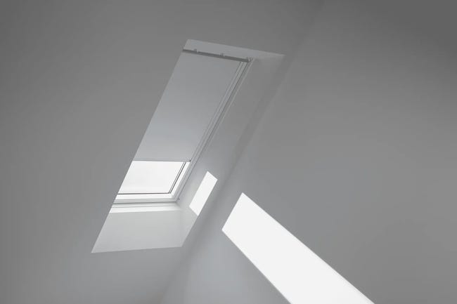 Roleta zaciemniająca do okna dachowego 78x118 cm błękitna z białą ramą Velux
