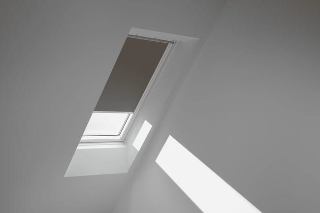 Roleta zaciemniająca do okna dachowego 78x118 cm szara z białą ramą Velux