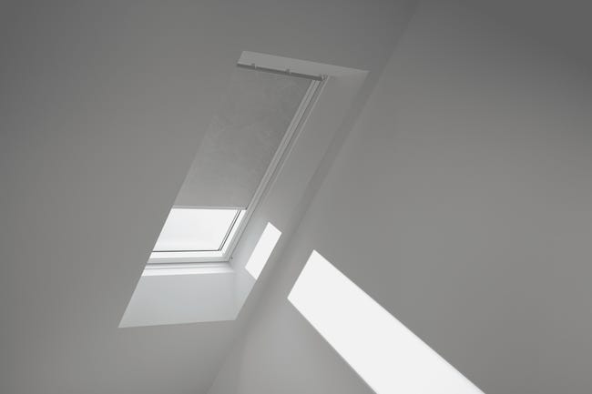 Roleta zaciemniająca do okna dachowego 78x140 cm beżowa z białą ramą Velux