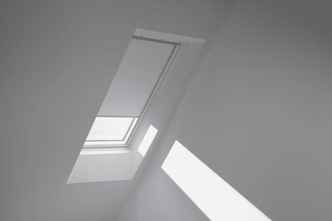 Roleta zaciemniająca do okna dachowego 78x140 cm błękitna z białą ramą Velux