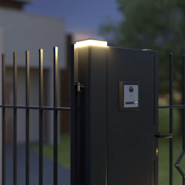 Słupek bramowy z lampą LED 10x10x220 cm czarny Polargos