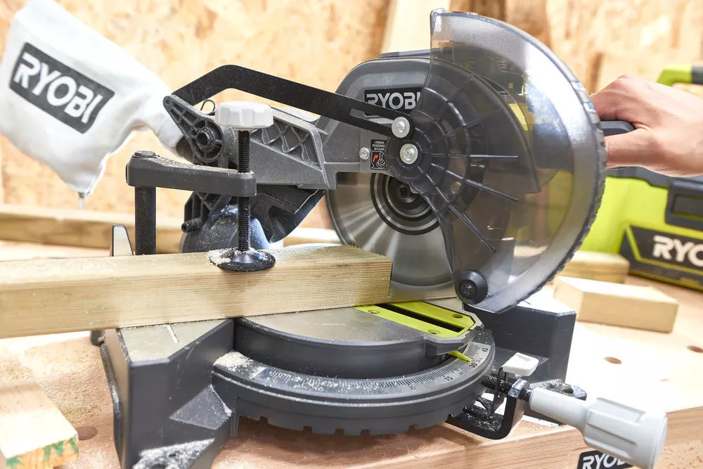 Piła ukosowa Ryobi EMS190DCL