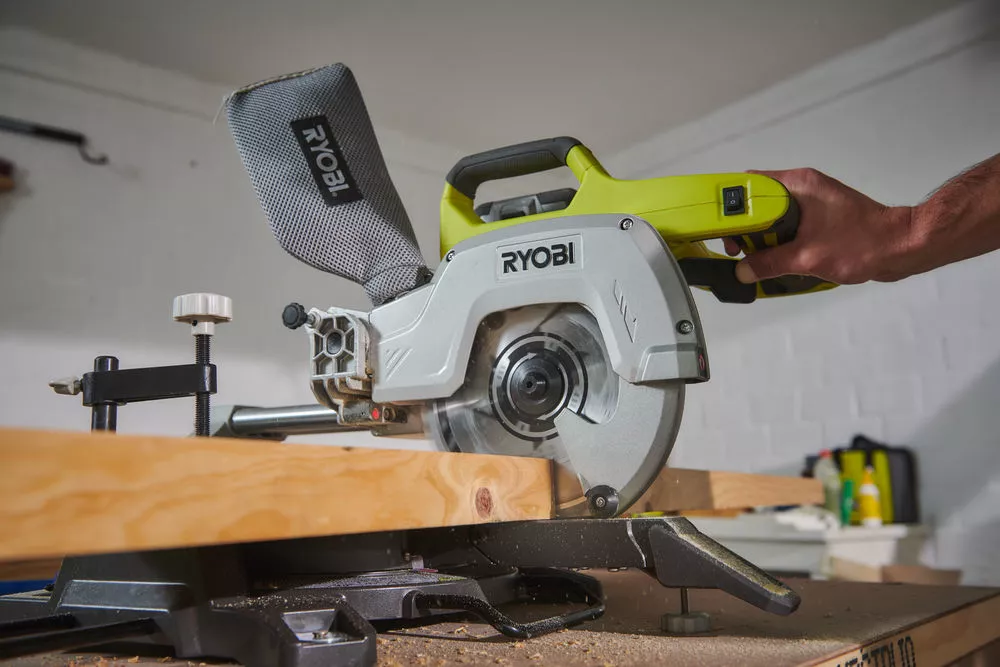 Piła ukosowa z posuwem Ryobi R18MS216-0