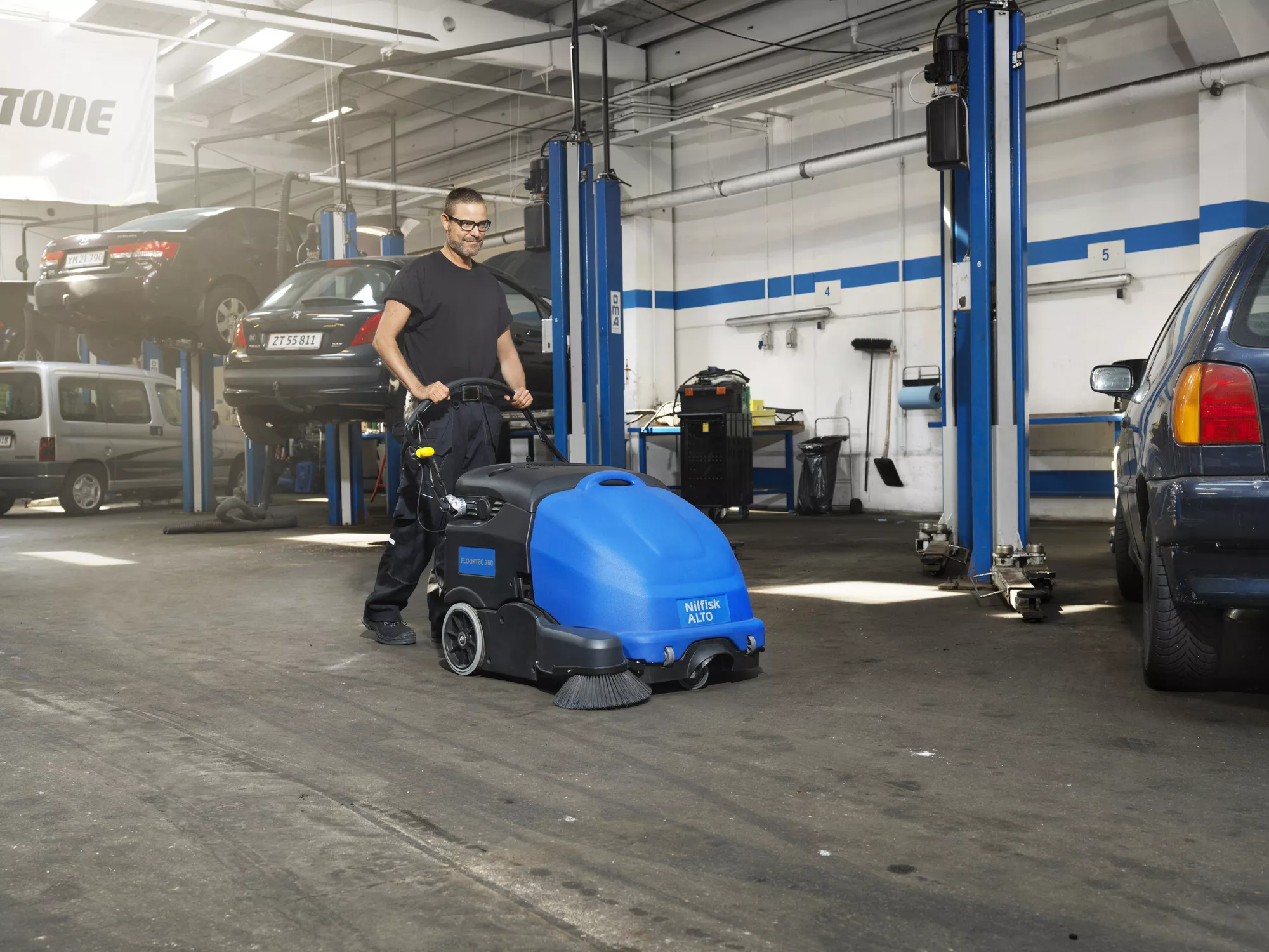 Zamiatarka prowadzona Nilfisk FLOORTEC 760 B